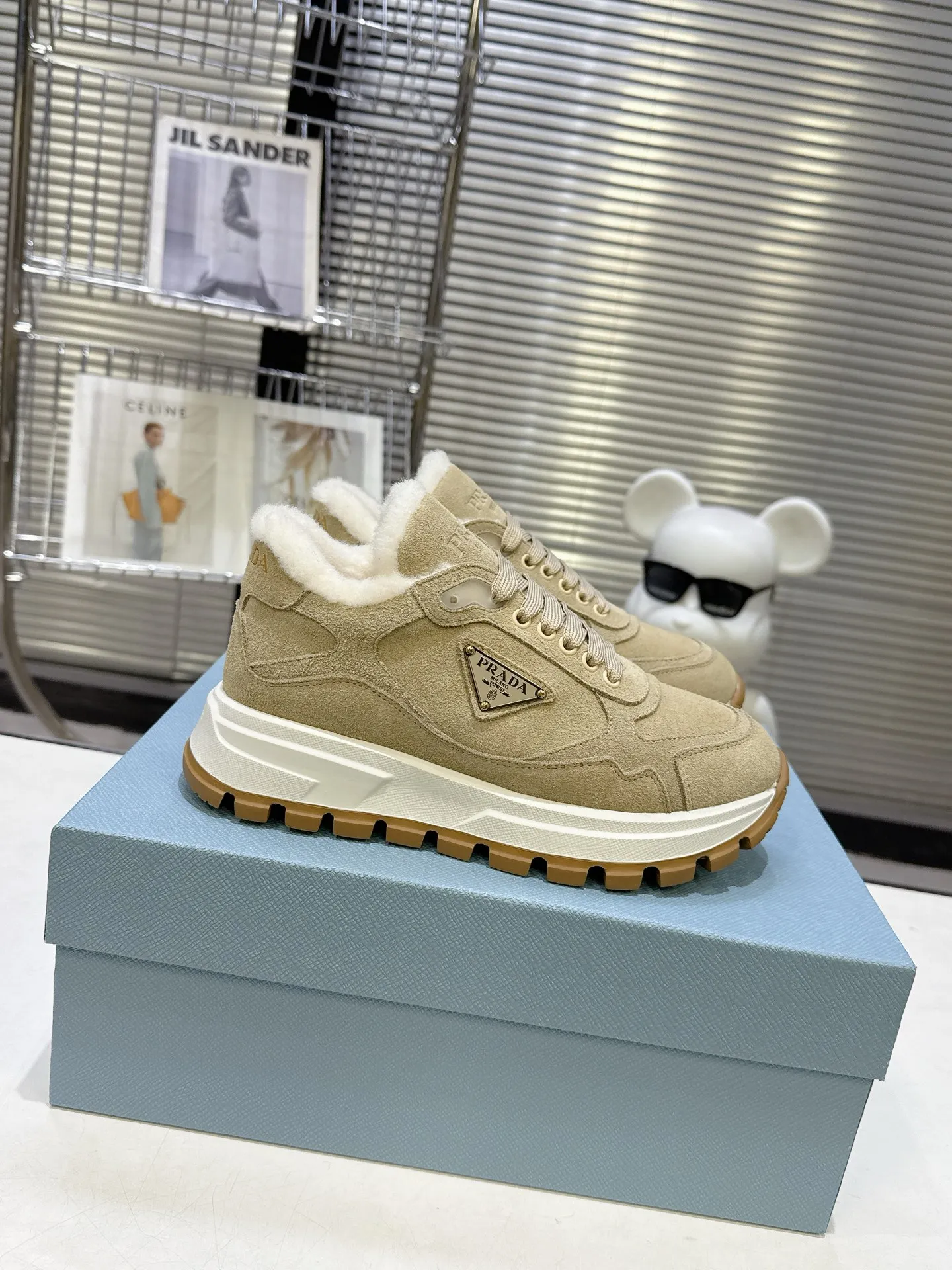 【PRADA】P: 660💰Couple style▪️Size: Women’s 35-40⚛Size: Men’s 39-44(45 customized) 2025 𝐬𝐬Prada’s new product, coming with strength! ❣️Many Internet celebrities have the same style, fashionable and versatile nice items, original shoes are developed and purchased from Italian counters, and are reproduced 1:1 according to the original taste. This year’s theme is not to be defined, embodying texture through simplicity💛From thick-soled sneakers to zigzag short boots to 2025 flat shoes, everything reveals a sure-fire momentum... It combines gentleness and handsomeness, the finishing touch for women❤️ Wear-resistant and ultra-light two-color outsole.